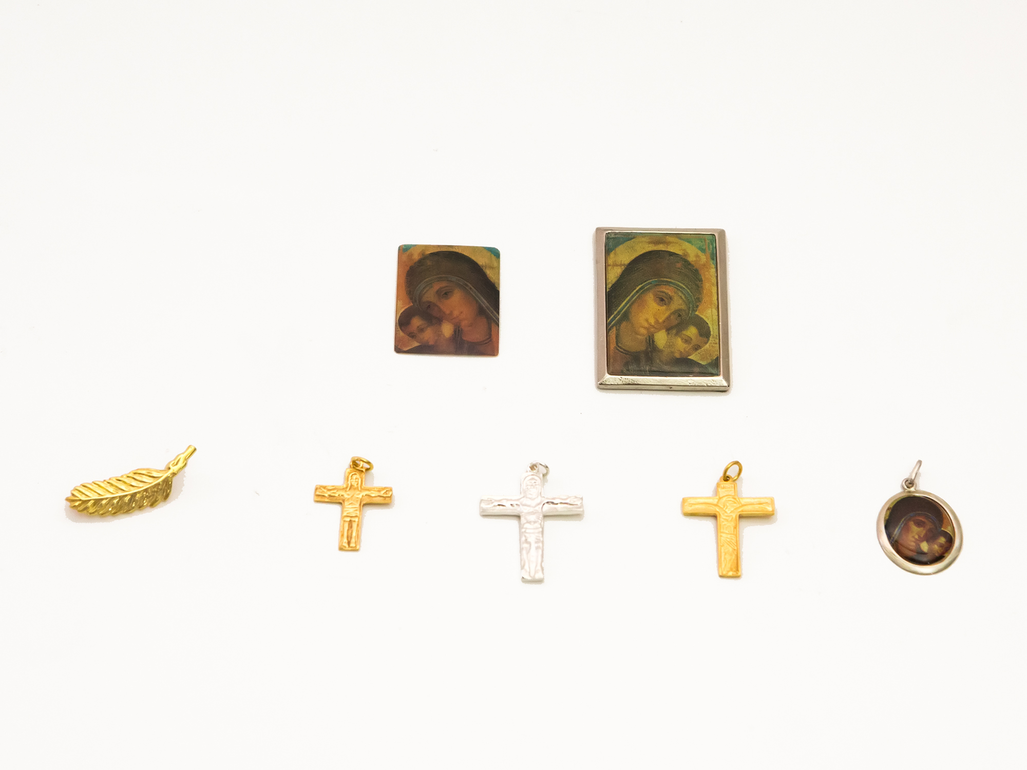 Refª 33 - Autocol. de carro e Cruzes de fio, Medalhas MK			
